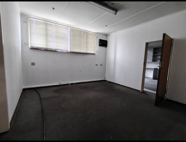 1,300M² WAREHOUSE TO LET IN DRIEHOEK